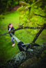 Attrezzo da giardinaggio per potatura telescopica in azione su un ramo di albero, utilizzato da una persona sfocata in sottofondo. Ideale per tagliare rami alti senza scala. Strumento professionale per cura del giardino, potatore telescopico preciso ed efficiente.