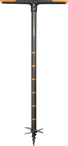 Trapano manuale da giardino Fiskars QuikDrill, asta in acciaio con impugnatura ergonomica a T, scala di misurazione in cm, punta a spirale per forare il terreno, ideale per piantare, aerare il suolo e installare pali. Lunghezza totale 110 cm.