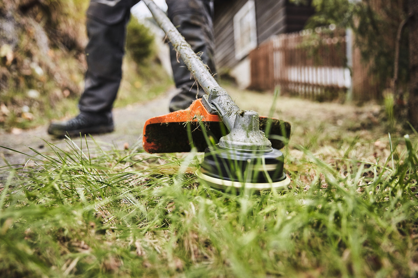 Vista completa del Kombi Stihl KM 131 R in ambiente giardino