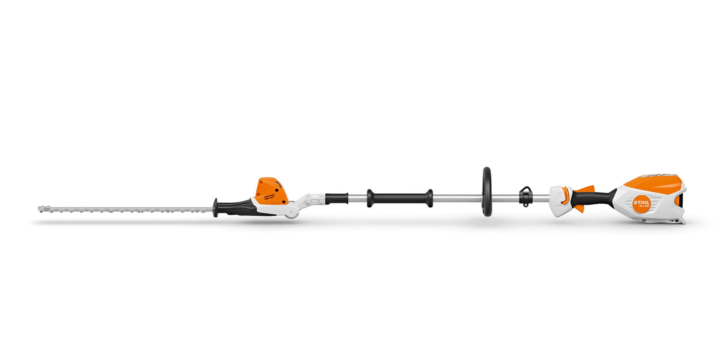 Operatore utilizza il tosasiepi a batteria STIHL HLA 66 in un giardino residenziale.