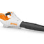 Utilizzo del soffiatore a batteria STIHL BGA 86 in giardino