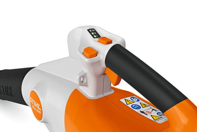 Vista frontale del soffiatore a batteria STIHL BGA 250