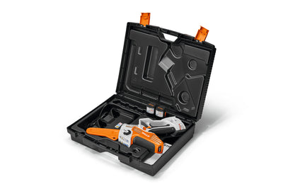 Potatore a batteria Stihl GTA 40 in uso su un albero