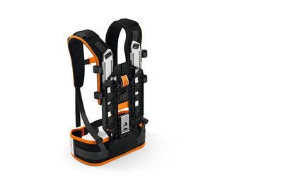 Sistema di trasporto Stihl AR L con batteria zainata visualizzato su fondo bianco