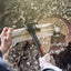 Ascia da spacco Fiskars X17 in uso per spaccare legna su un ceppo di legno, attrezzo da giardinaggio robusto e affidabile per taglio di tronchi e legna da ardere, ideale per lavori di falegnameria e campeggio, impugnatura ergonomica e resistente.