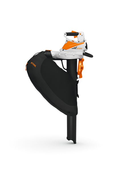 Soffiatore a batteria STIHL SHA 56 in uso su foglie