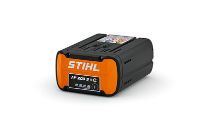 Batteria STIHL AP 200 S in modalità di ricarica