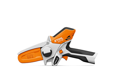 Vista laterale del potatore a batteria STIHL GTA 26 in azione su un ramo