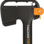 Ascia Fiskars X7 con manico ergonomico in FiberComp e lama affilata in acciaio temperato, ideale per campeggio, giardinaggio e lavori di falegnameria. Design compatto e leggero per un facile trasporto e utilizzo.