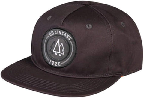 Cappello snapback nero con visiera piatta, logo centrale con scritta 