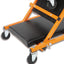 Carrello da officina pieghevole con struttura in metallo arancione e sedile imbottito nero. Dotato di quattro ruote girevoli per una facile mobilità. Ideale per lavori di manutenzione e riparazione auto. Design robusto e pratico.