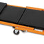 Carrello da meccanico Beta, arancione e nero, con struttura in metallo e imbottitura in pelle, dotato di ruote girevoli per facilitare il movimento. Ideale per lavori di manutenzione auto e officina. Alta qualità e comfort.
