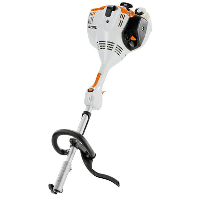 Immagine del motore Kombi STIHL KM 56 RC-E durante l'uso in un cortile