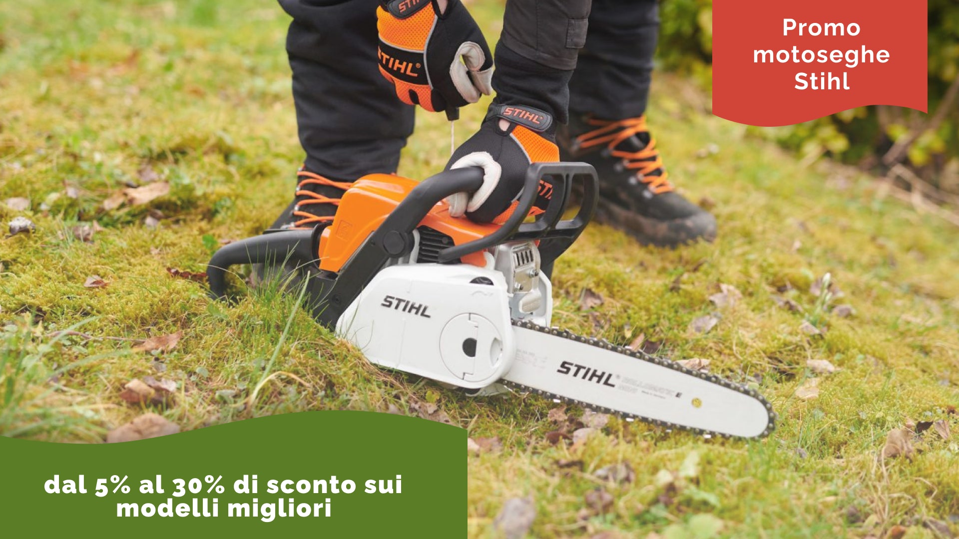 Un operatore con abbigliamento protettivo arancione e nero impugna una motosega Stihl su un prato. Nella parte alta e bassa dell’immagine compaiono testi promozionali che annunciano sconti dal 5% al 30% sui migliori modelli.